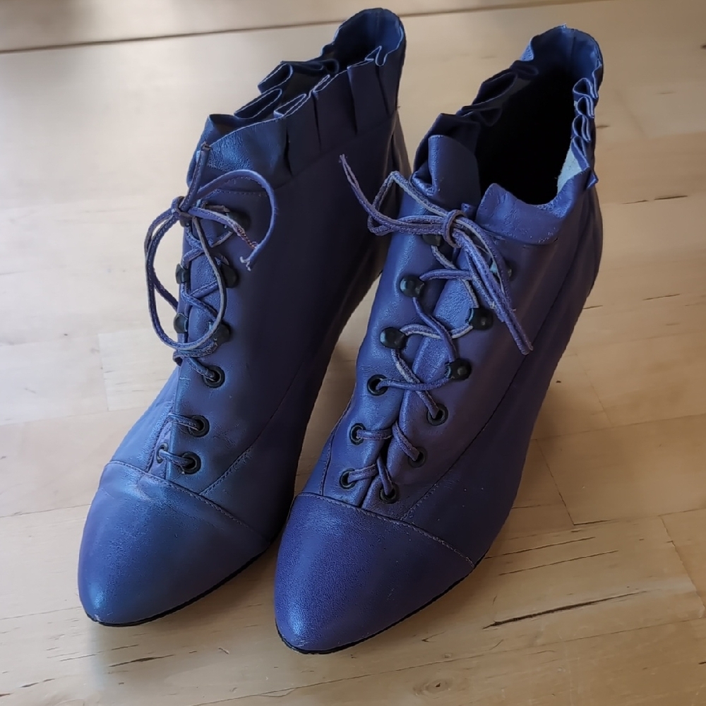 Vintage 80s Ruffled Purple Leather Ankle Boots. Size 6